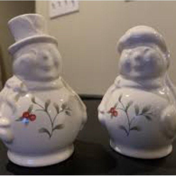Pfaltzgraff Winterberry Salt & Pepper Shakers Mr. & Mrs. Snowman - Picture 2 of 4